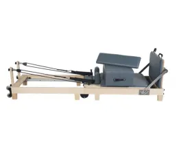 &Ouml;sszecsukhat&oacute; Pilates edzőg&eacute;p fa l&aacute;bakkal